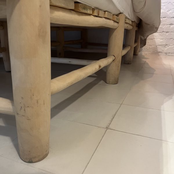 Eucalyptus wood bed - Image 3